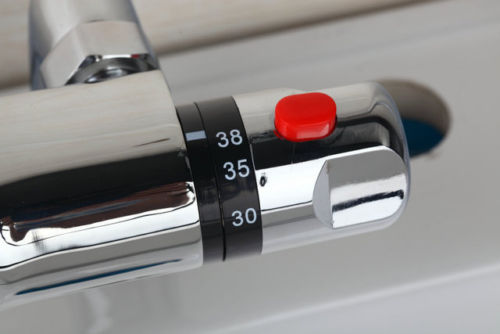 Thermostatische kraanbediening met rode veiligheidsdrukknop