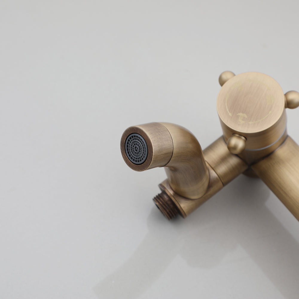 bronzen kraan met uitloop en kruisgreepbediening in klassieke stijl