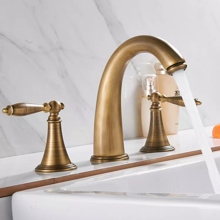 3-piece tap with a nostalgic design for washbasin or bath rim mounting