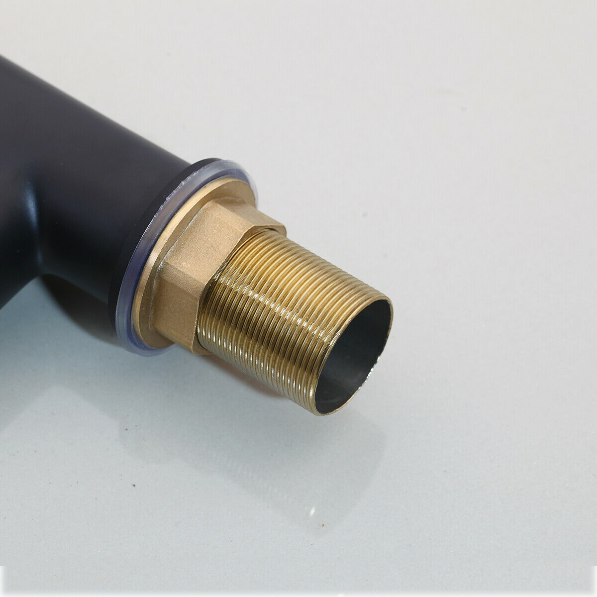 Schwarzer hoher Wasserhahn