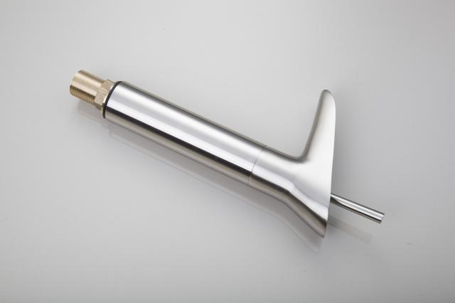 Eleganter Wasserfall-Wasserhahn aus gebürstetem Nickel