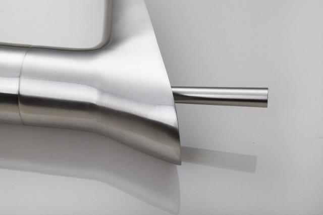 Eleganter Wasserfall-Wasserhahn aus gebürstetem Nickel