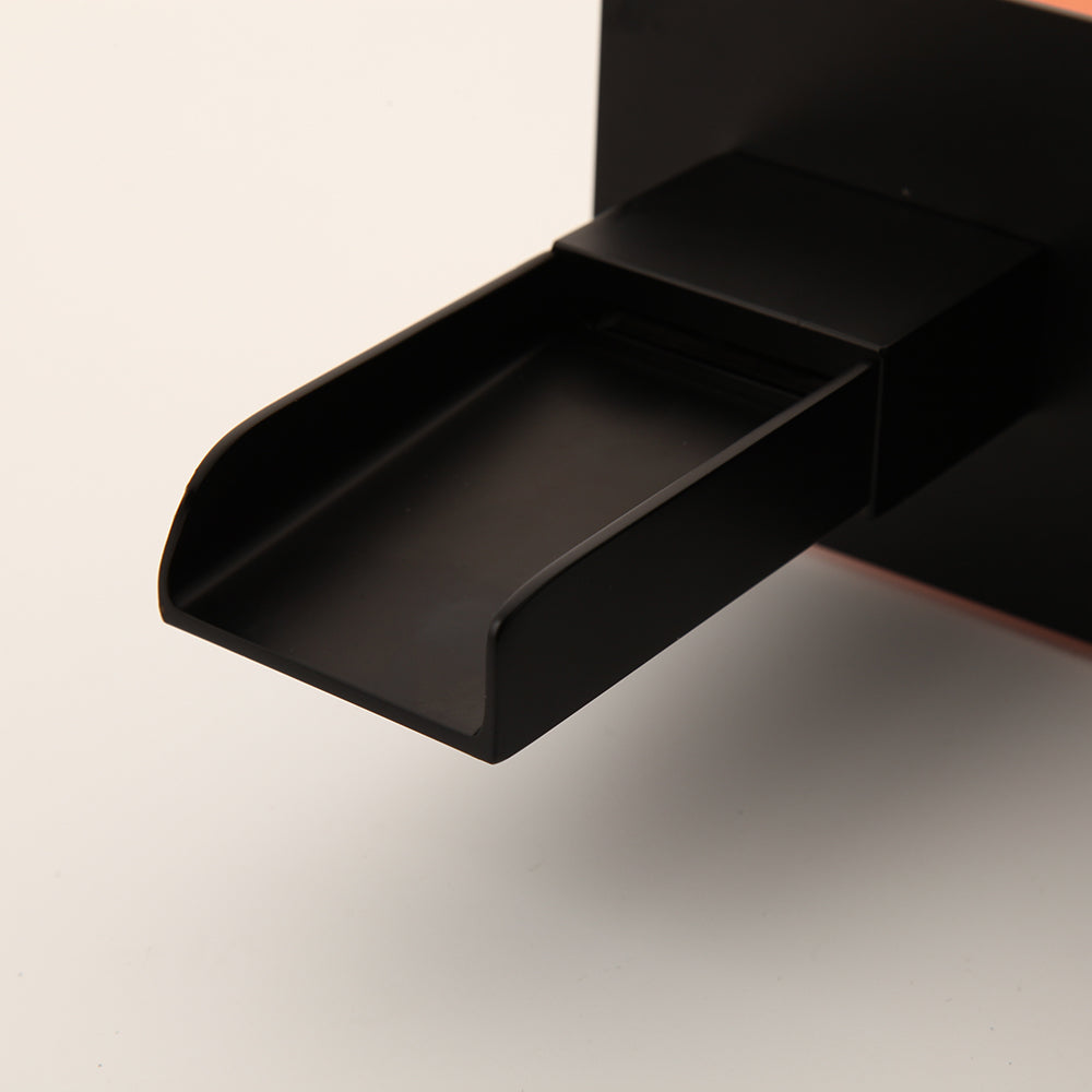 Luxuriöser schwarzer eingebauter Wasserfallhahn