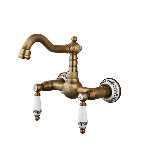 Bronzen muurkraan met dubbele bediening en sierlijke witte hendels