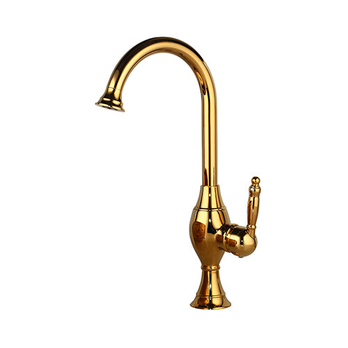 Hoher goldfarbener Wasserhahn