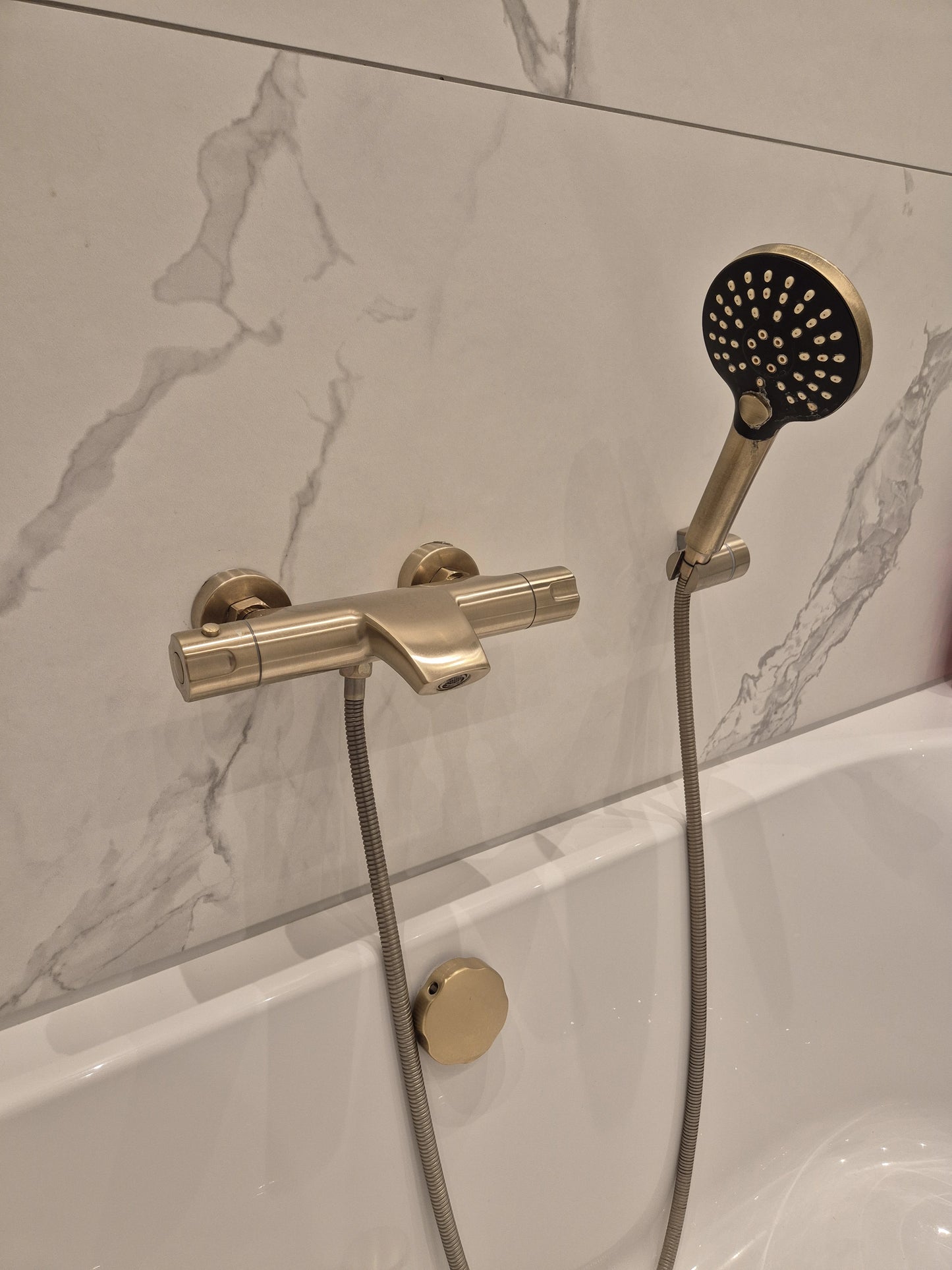 Geborsteld gouden thermostatische badkraan