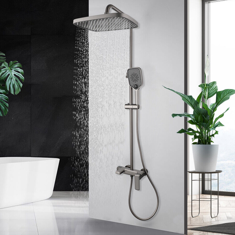 Moderne Regendusche aus Gun Metal mit Badewannenarmatur