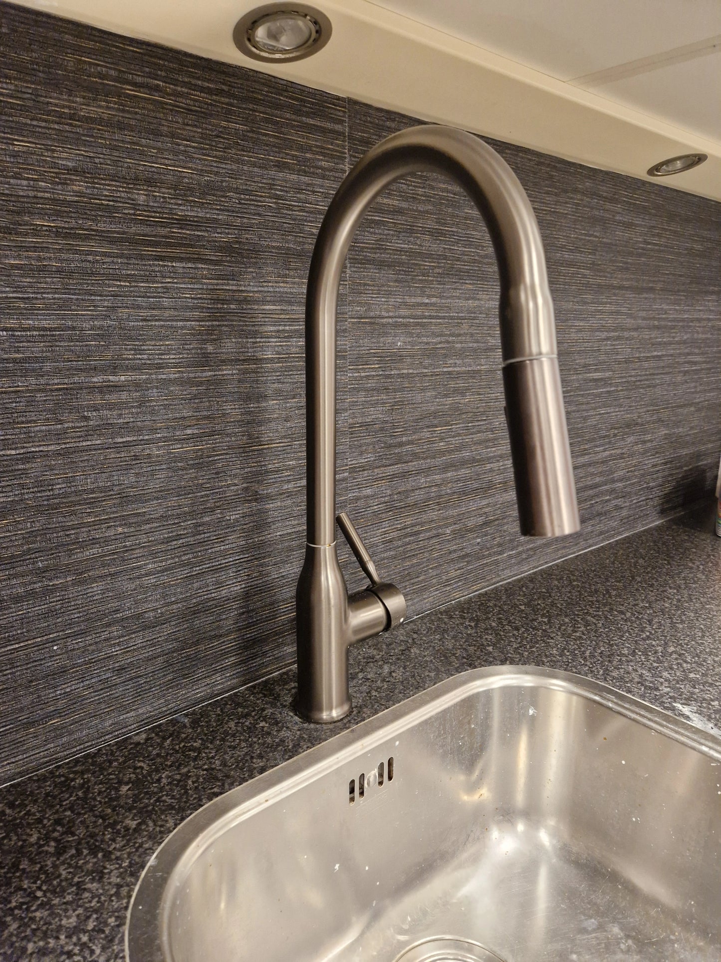 Elegante Gun Metal keukenkraan met uittrekbare sproeikop