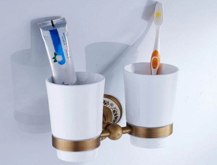 Nostalgische bronzefarbene Getränkehalter