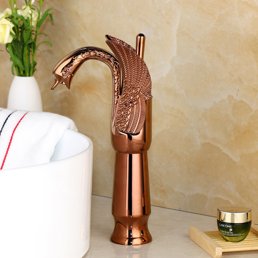 Roségoldene Waschtischarmatur in Form eines eleganten Schwans