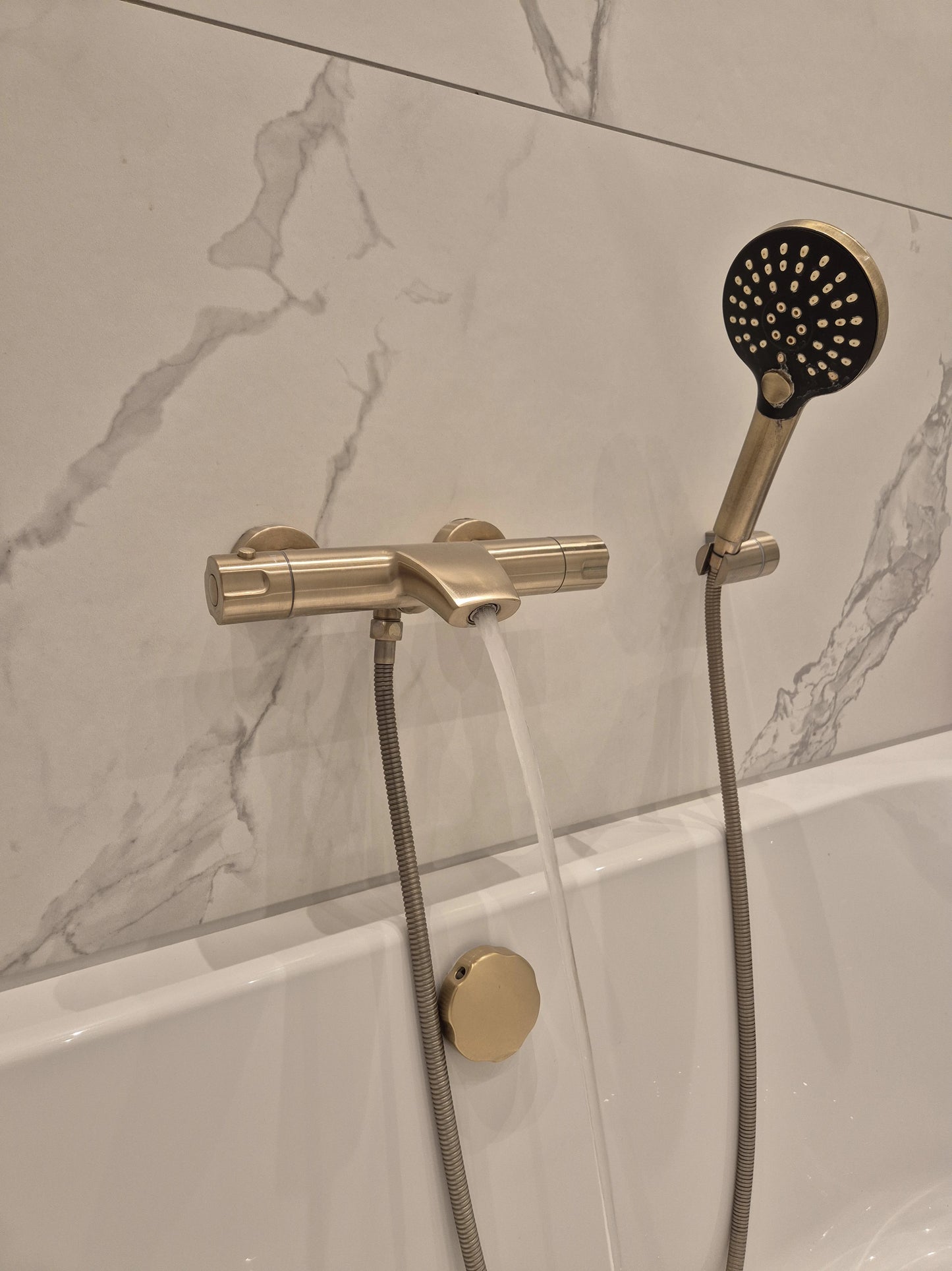 Geborsteld gouden thermostatische badkraan