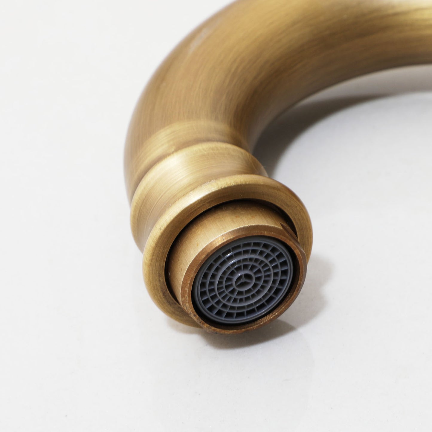 Freestanding nostalgic bath tap with ceramic discs