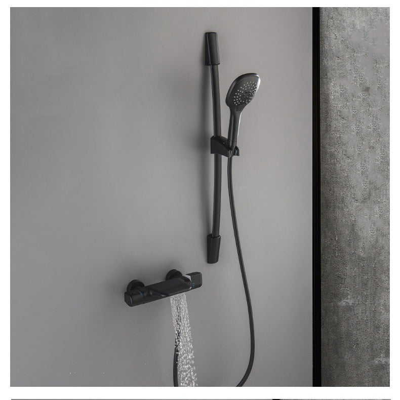 Zwarte thermostatische badkraan met handdouche en glijstang