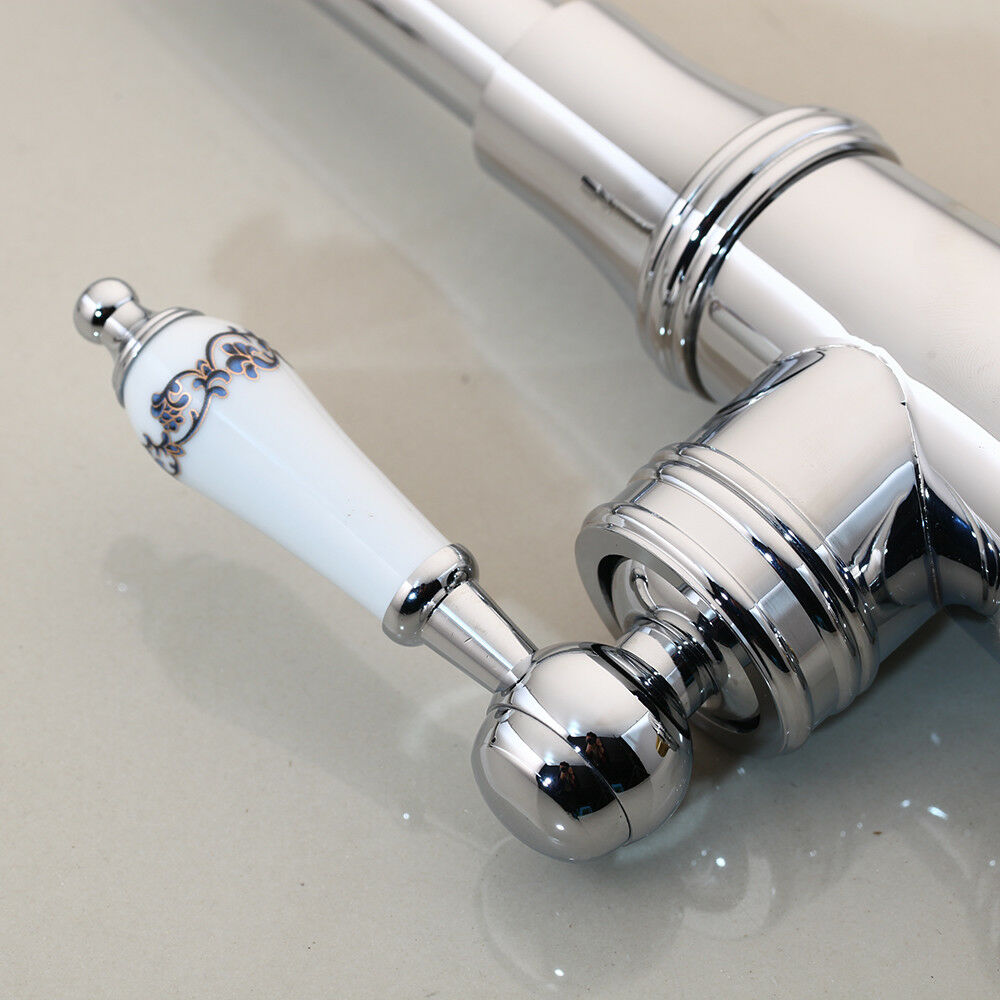Nostalgische Chroom Wastafelkraan met Elegante Aardewerk Handvat