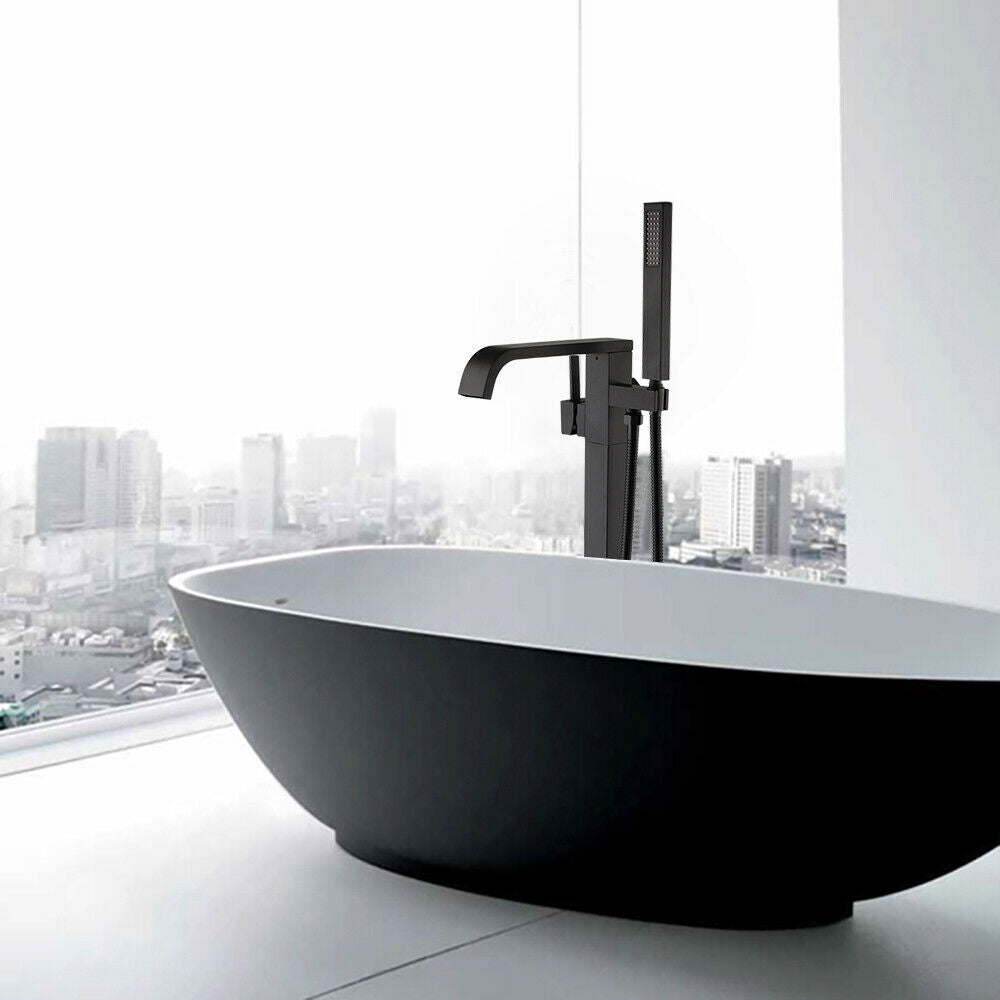 Moderner, schwarzer, freistehender Badewannenhahn