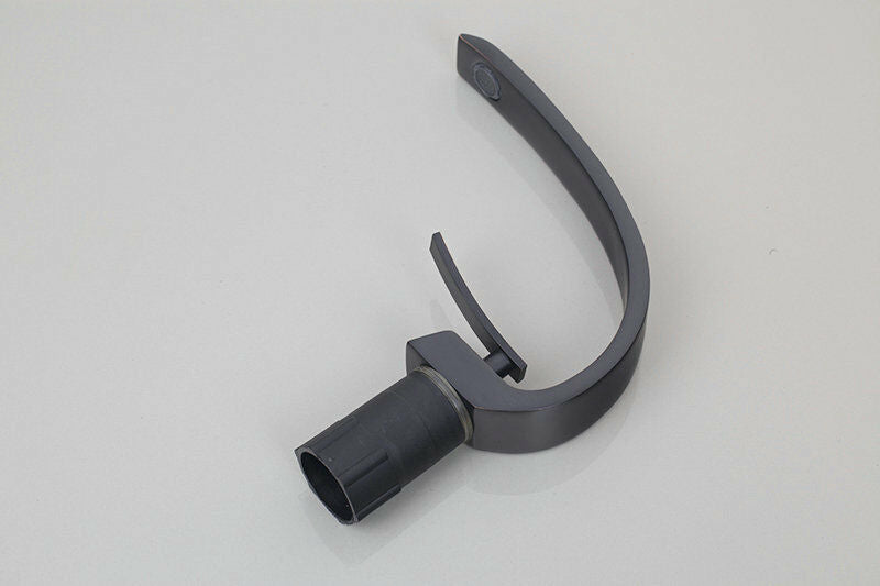 Schöner schwarzer Badezimmerhahn