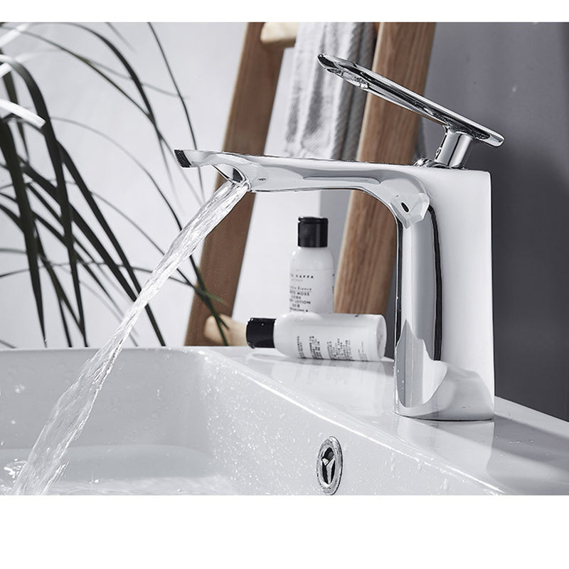 Compacte chroom wastafelmengkraan met waterval-uitloop