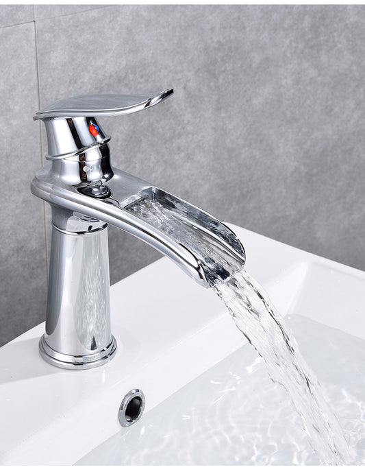 Compacte chroom wastafelmengkraan met open waterval-uitloop