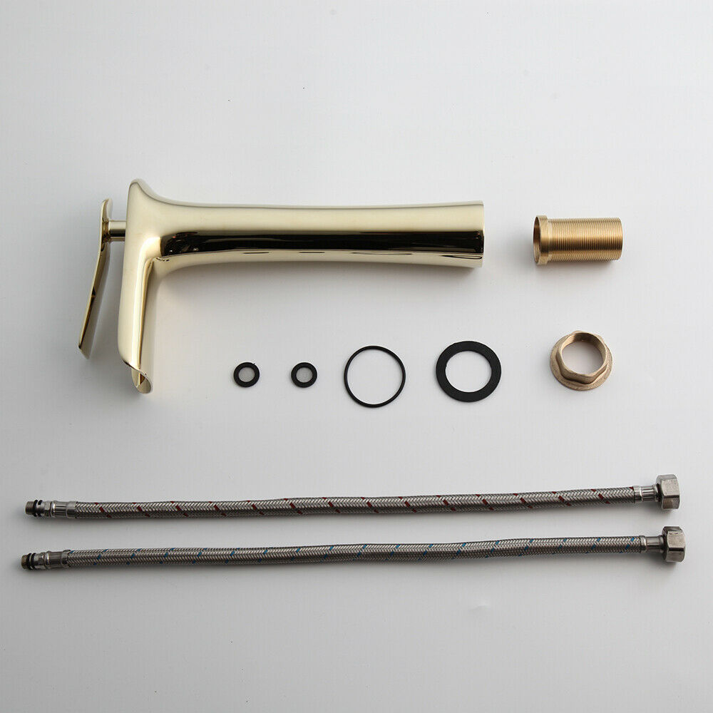 Hoher goldener Mischerhahn