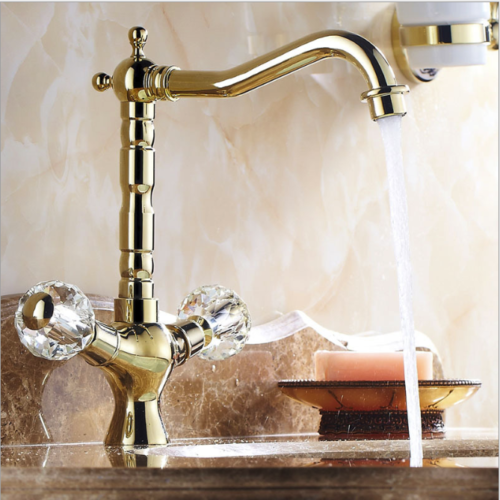 Eleganter goldener Wasserhahn
