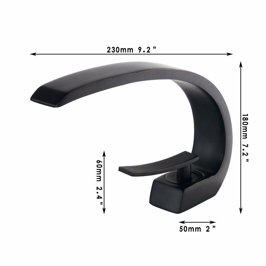 Schöner schwarzer Badezimmerhahn