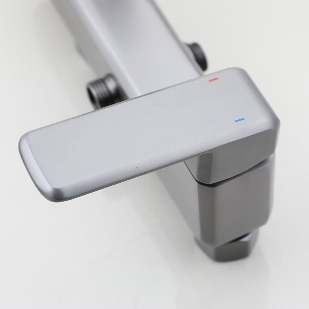 Moderne Regendusche aus Gun Metal mit Badewannenarmatur