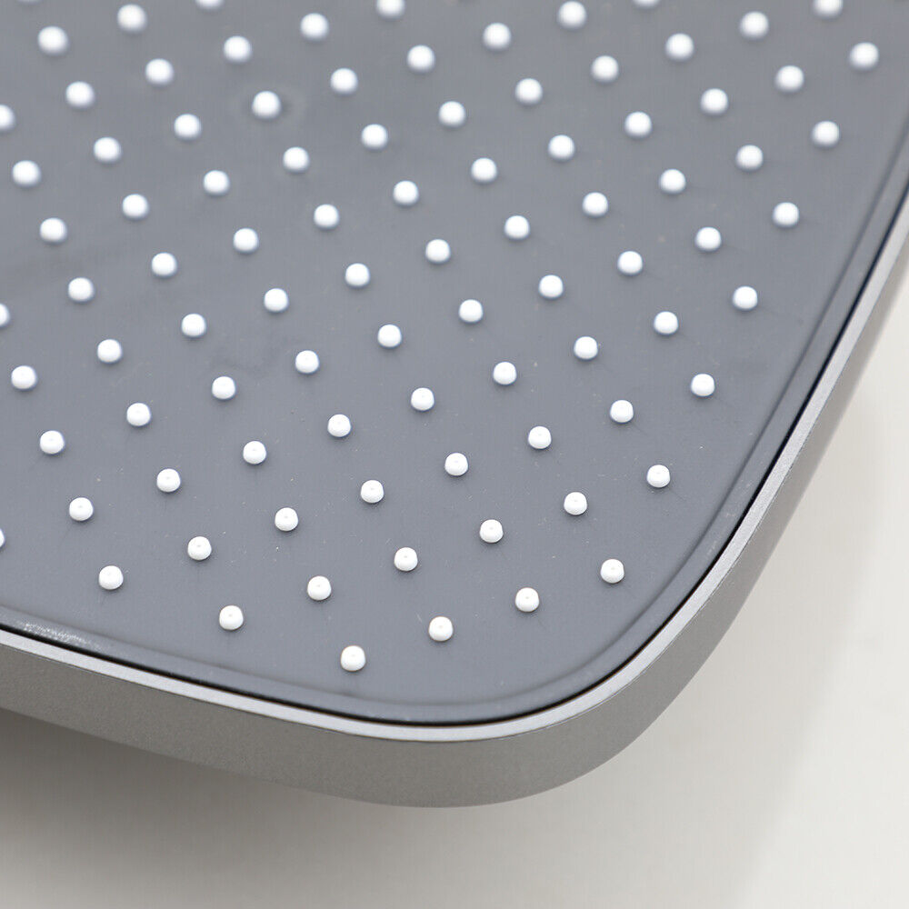 Moderne Regendusche aus Gun Metal mit Badewannenarmatur