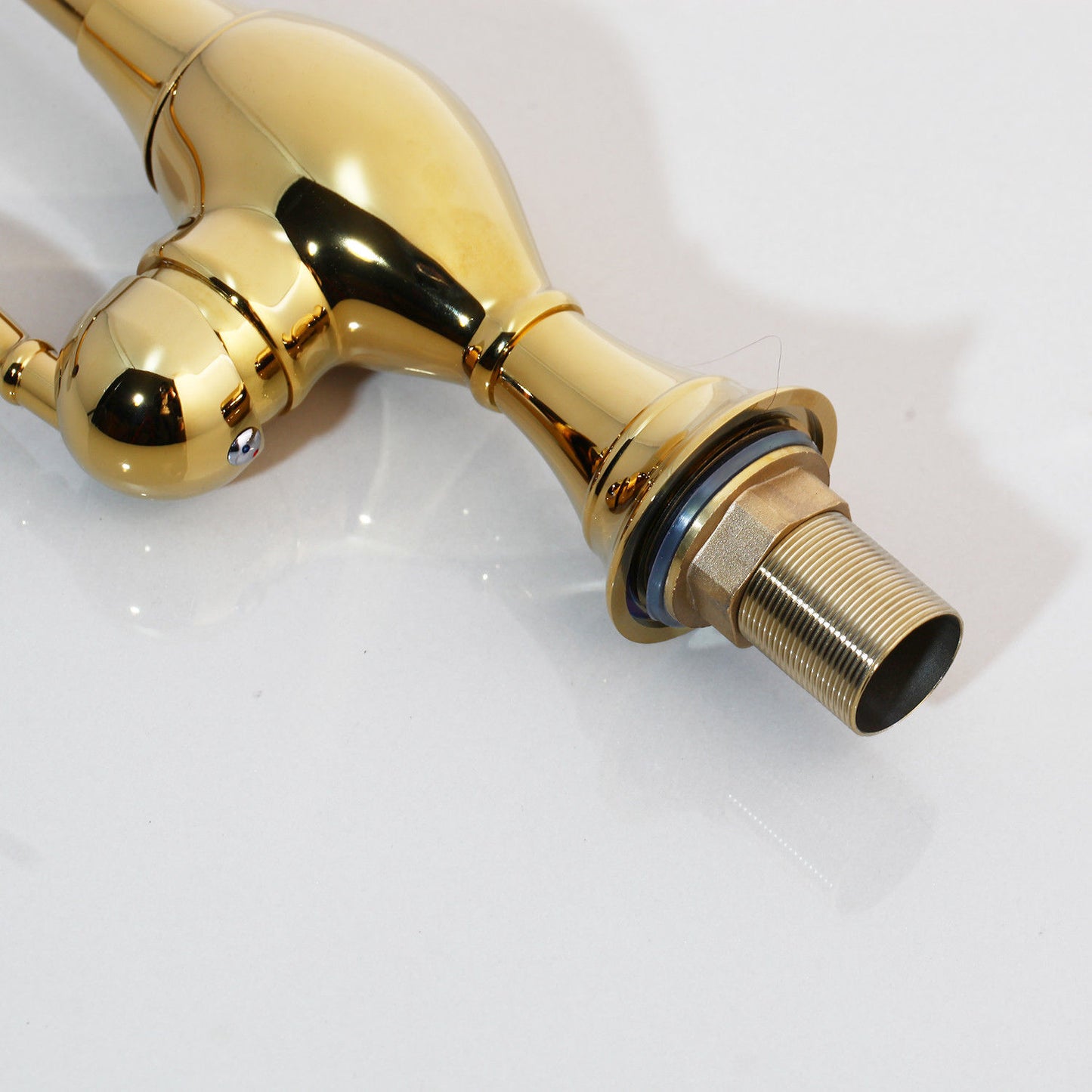 Hoher goldfarbener Wasserhahn