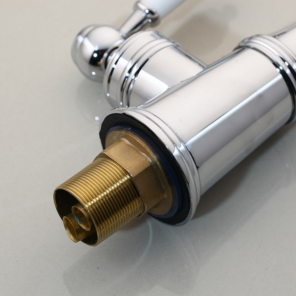 Nostalgische Chroom Wastafelkraan met Elegante Aardewerk Handvat
