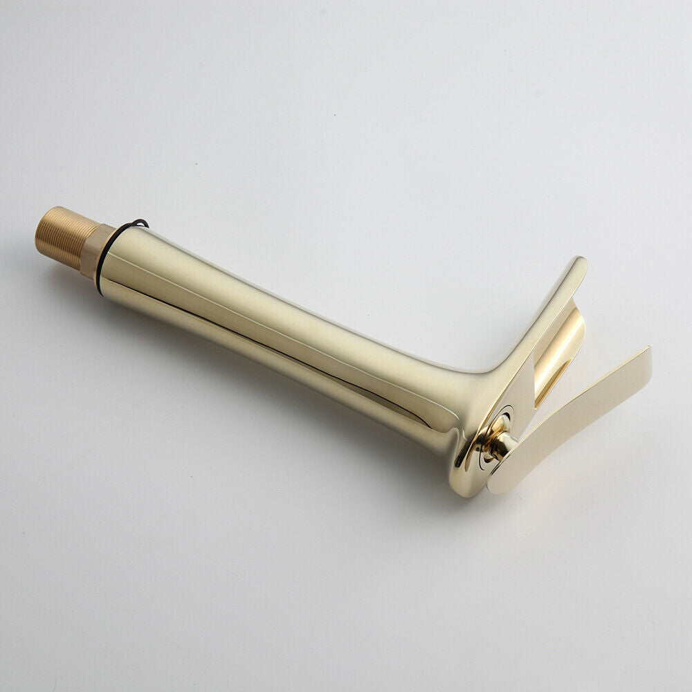 Hoher goldener Mischerhahn