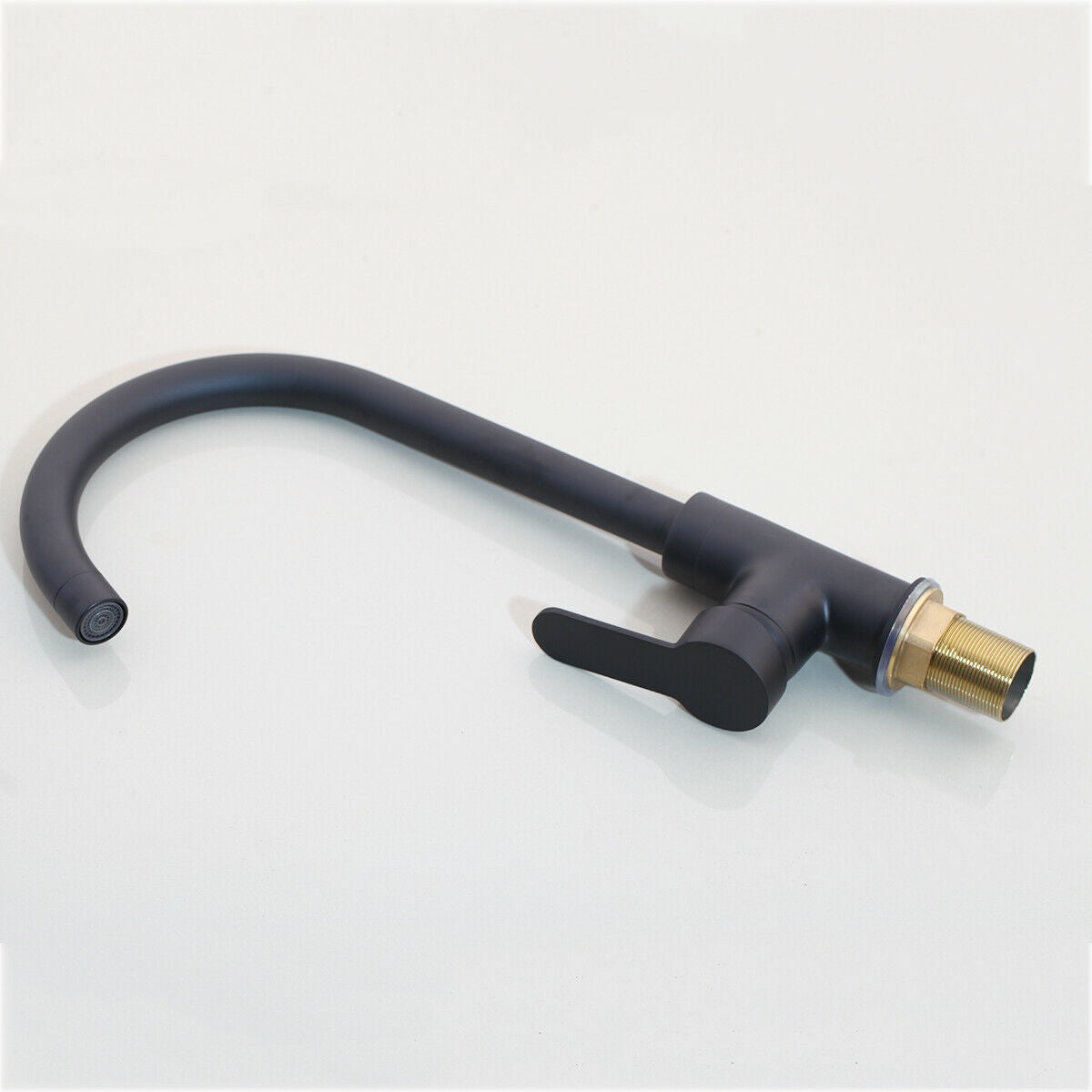 Schwarzer hoher Wasserhahn