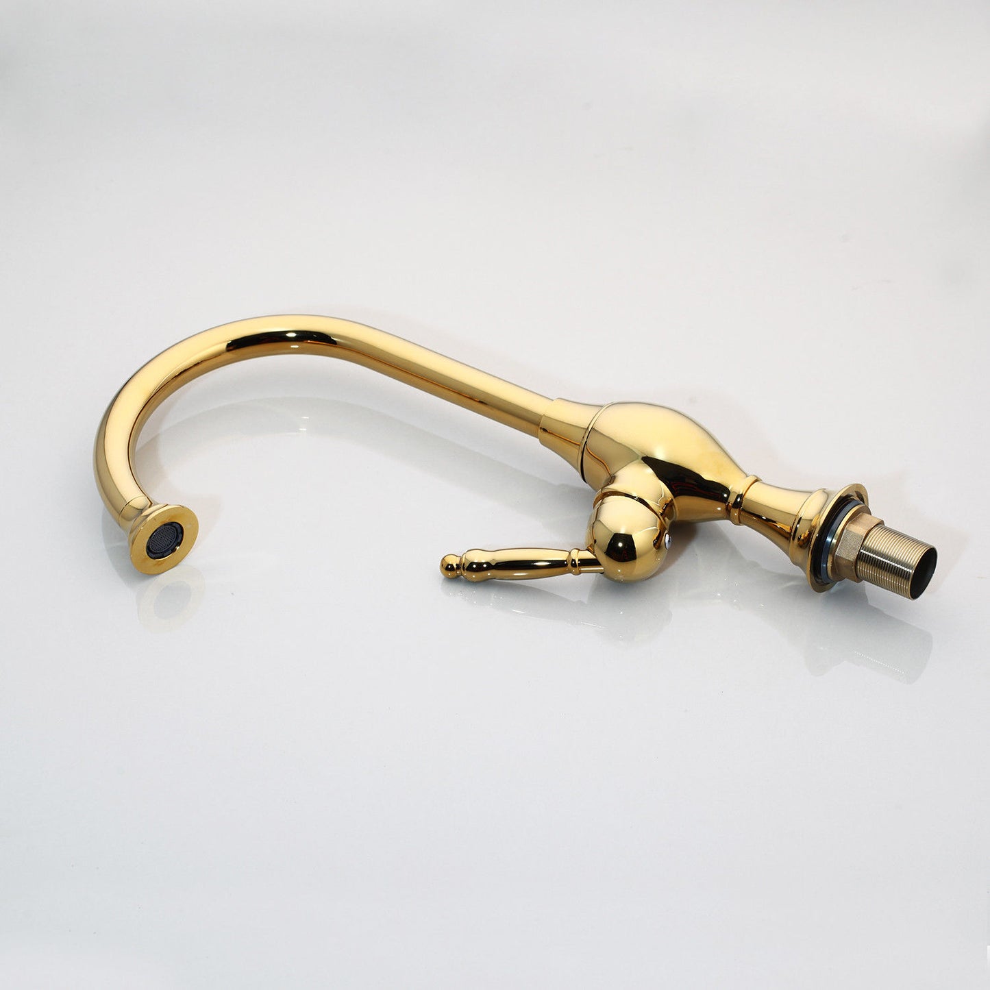 Hoher goldfarbener Wasserhahn