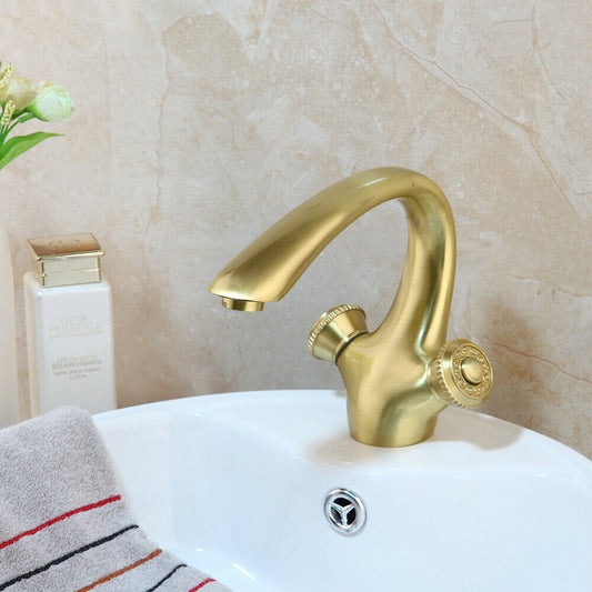 Gebogener Wasserhahn in Mattgold