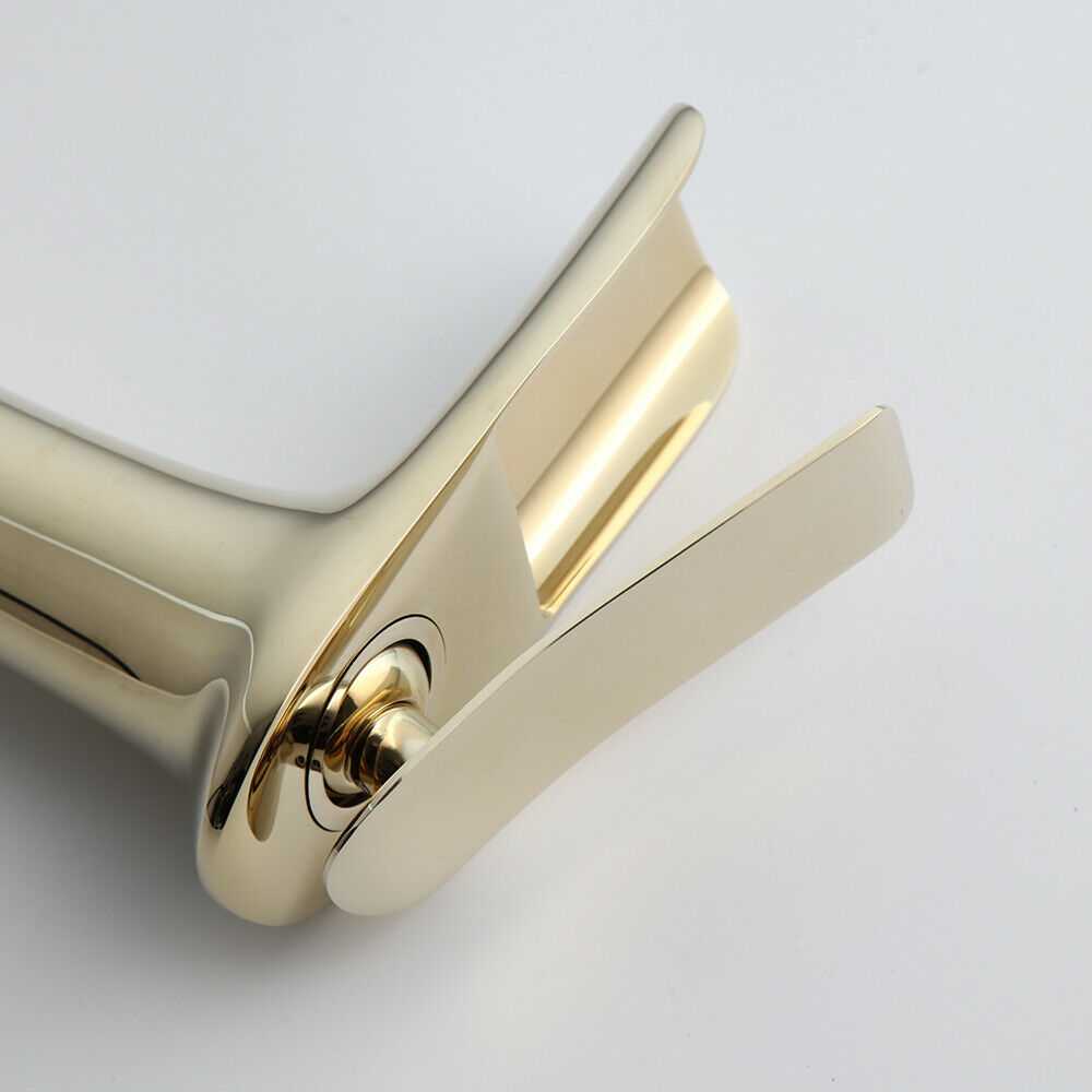 Hoher goldener Mischerhahn