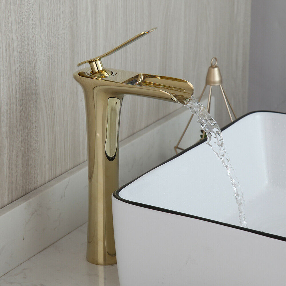 Hoher goldener Mischerhahn