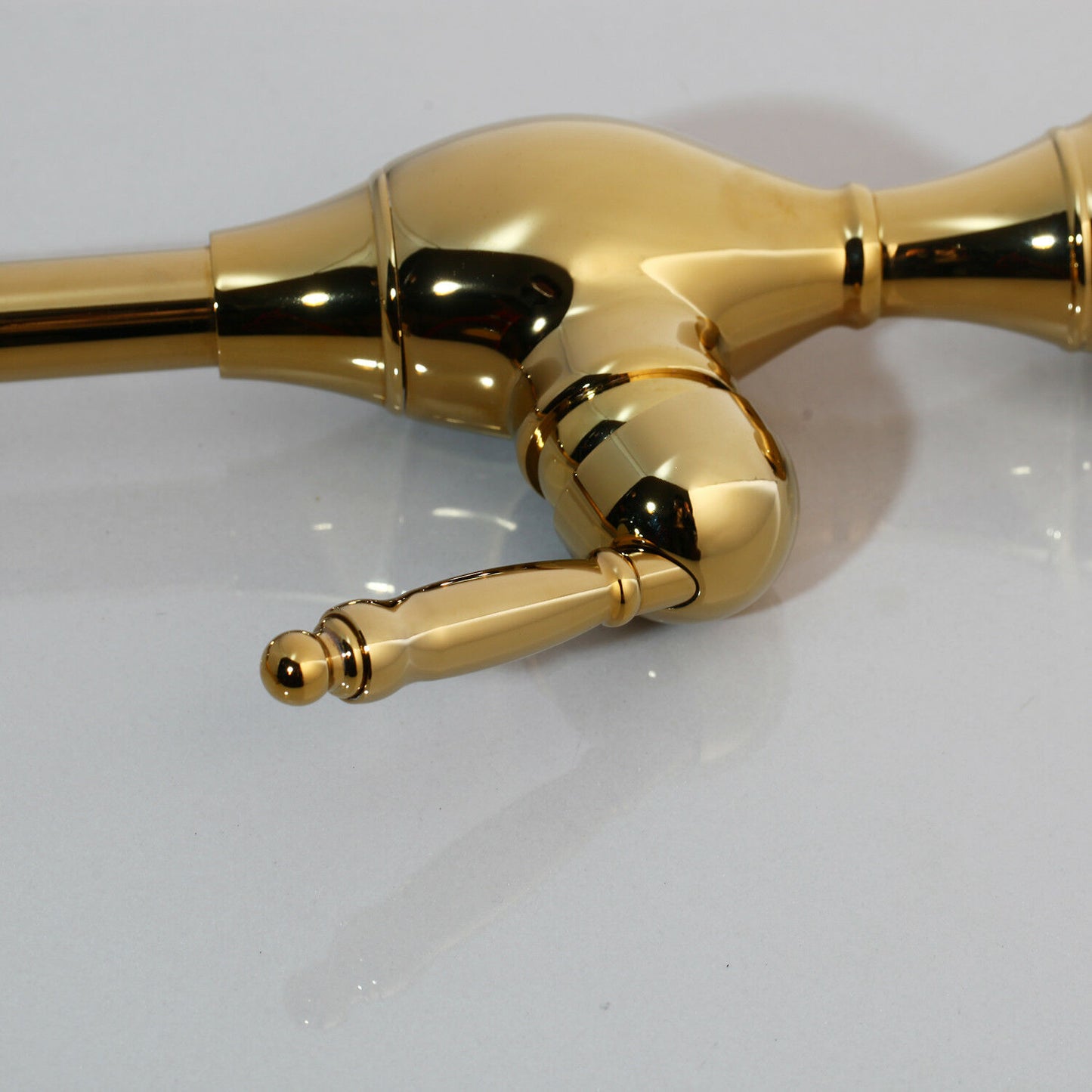 Hoher goldfarbener Wasserhahn