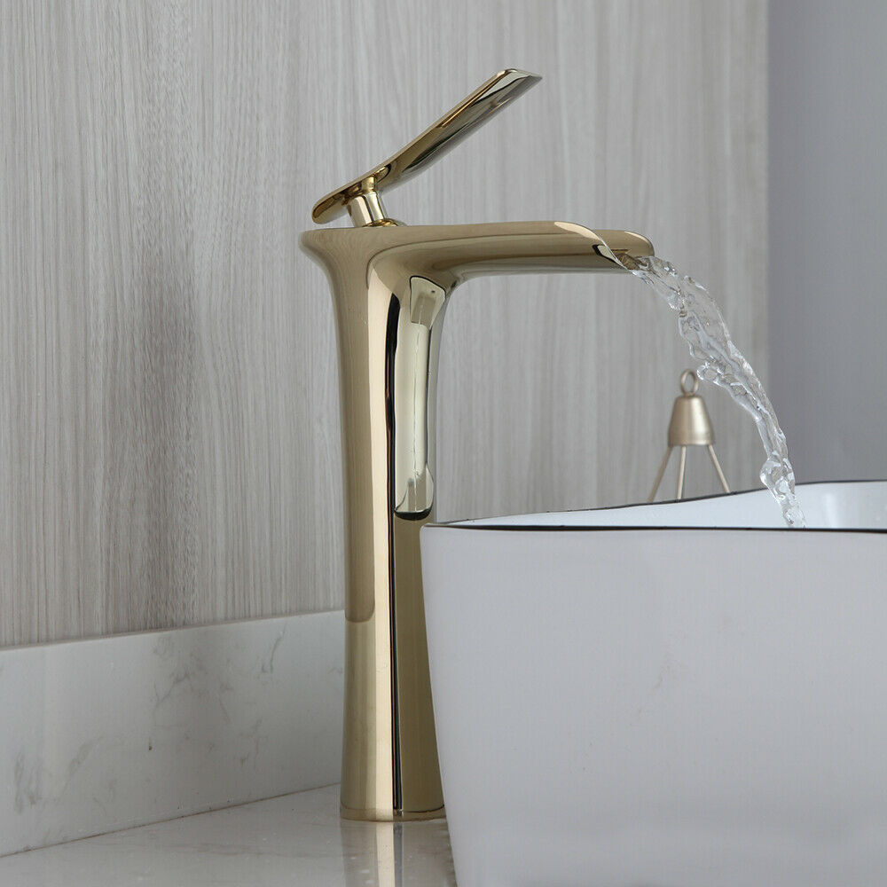 Hoher goldener Mischerhahn