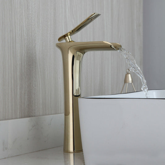 Hoher goldener Mischerhahn