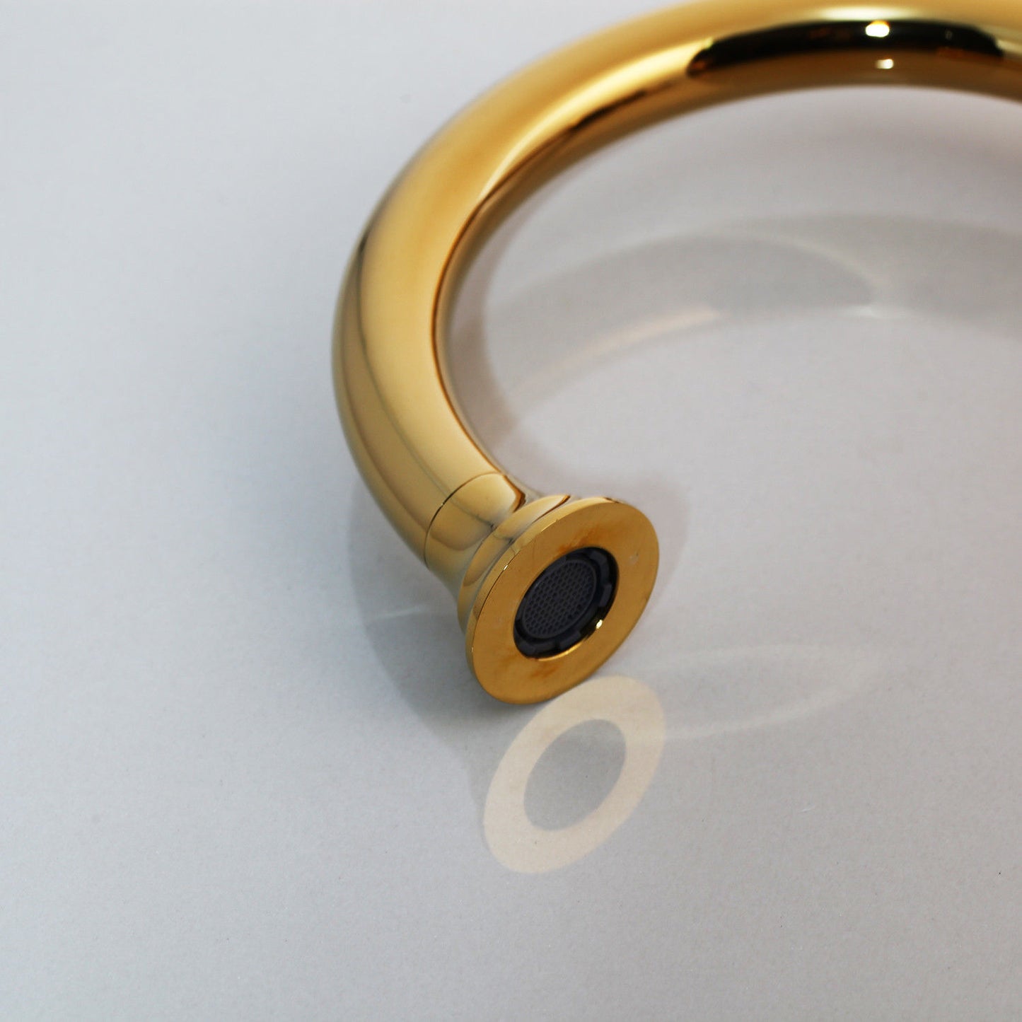 Hoher goldfarbener Wasserhahn