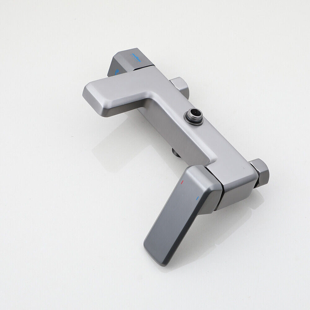 Moderne Regendusche aus Gun Metal mit Badewannenarmatur