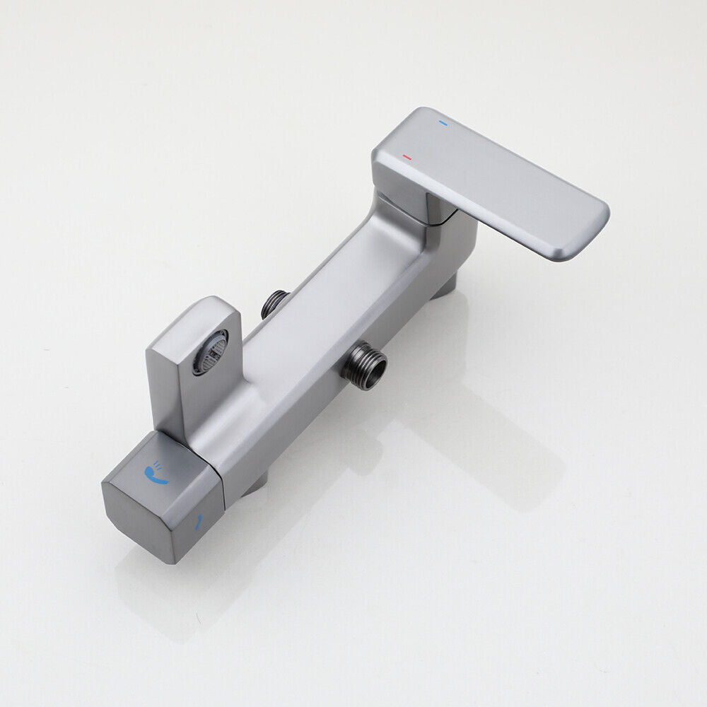 Moderne Regendusche aus Gun Metal mit Badewannenarmatur