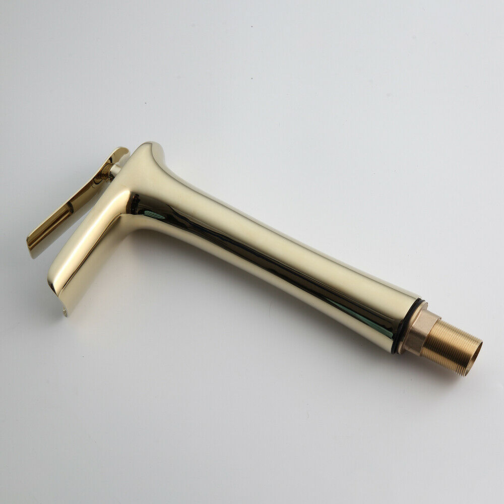 Hoher goldener Mischerhahn