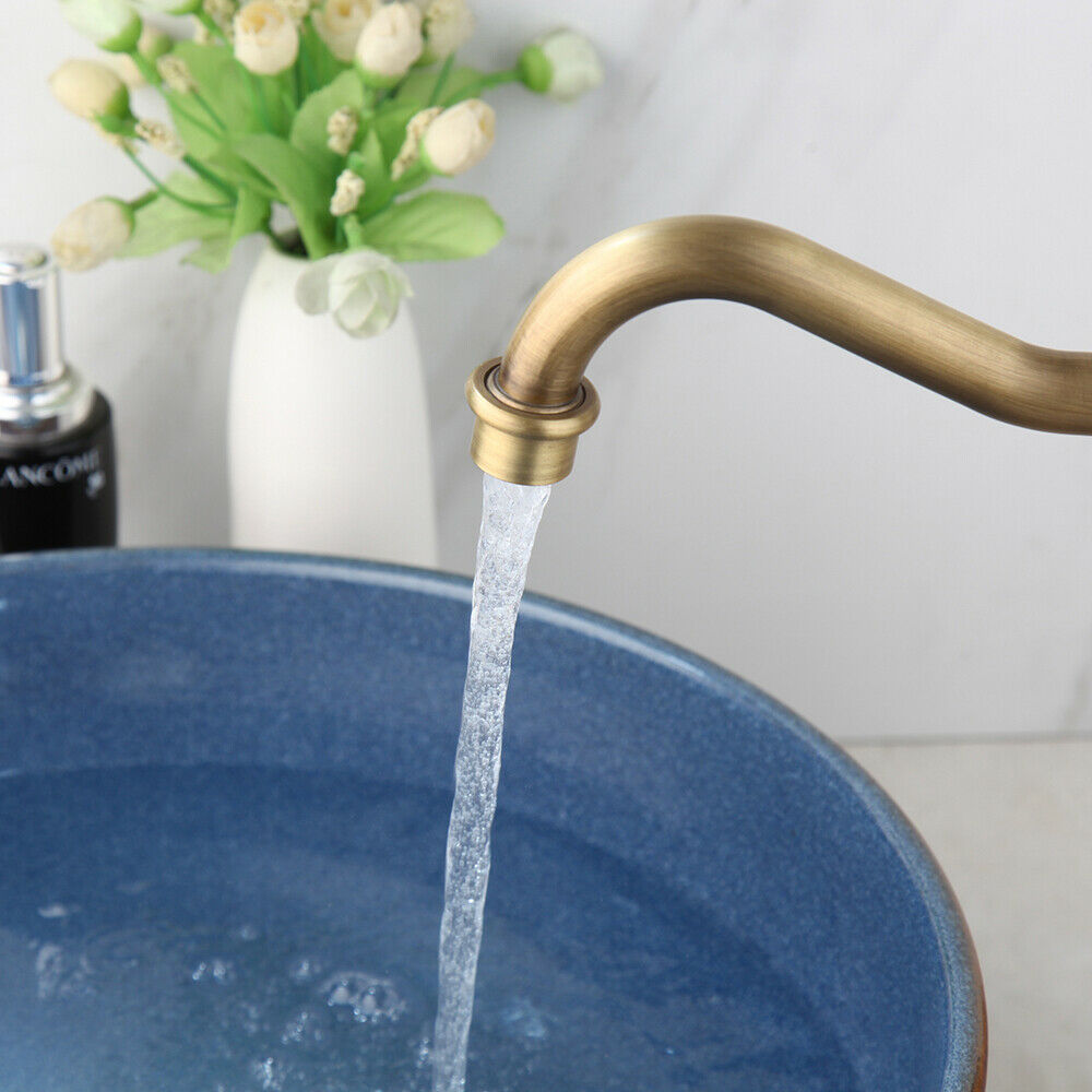 Hoher bronzefarbener Mischer im Landhausstil