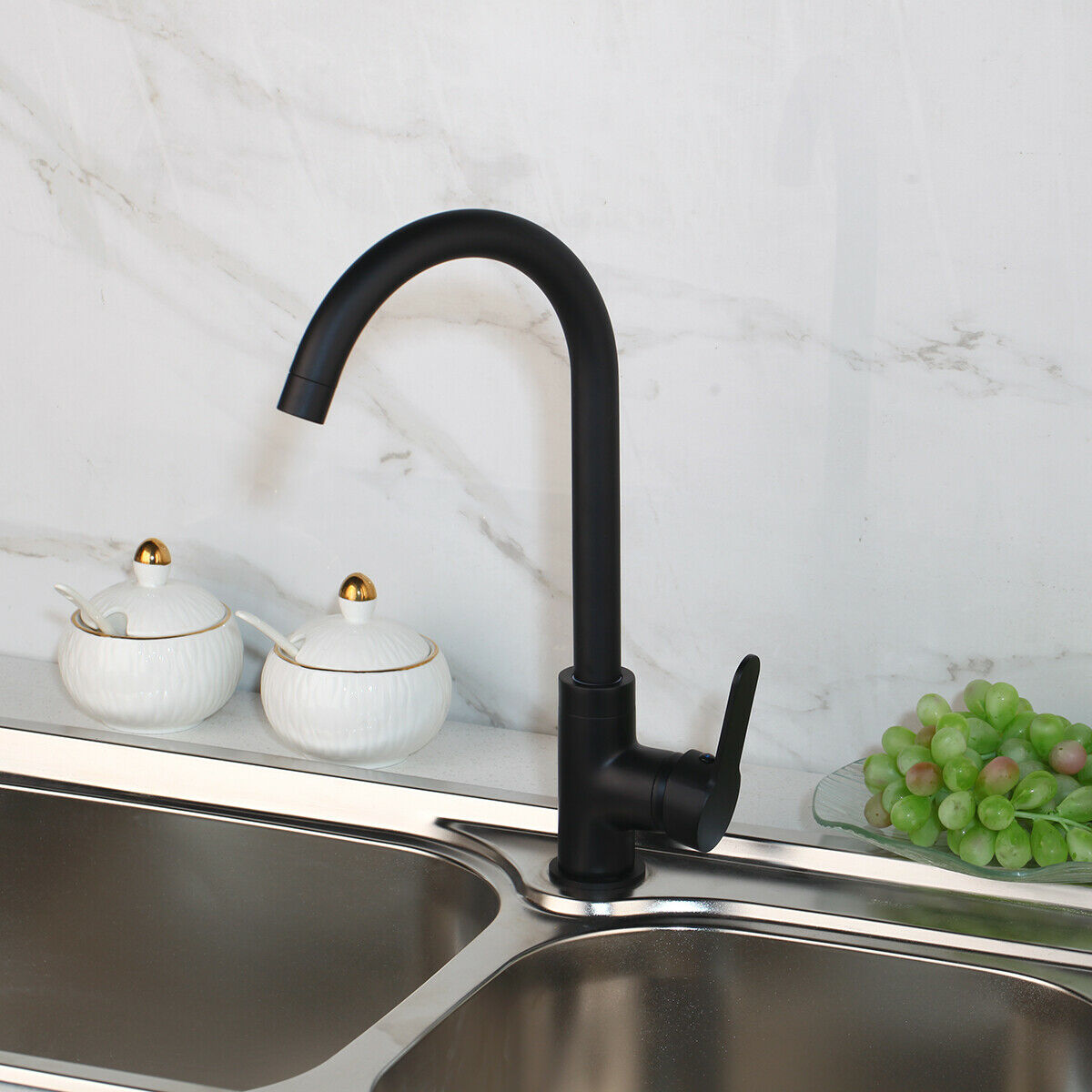 Schwarzer hoher Wasserhahn