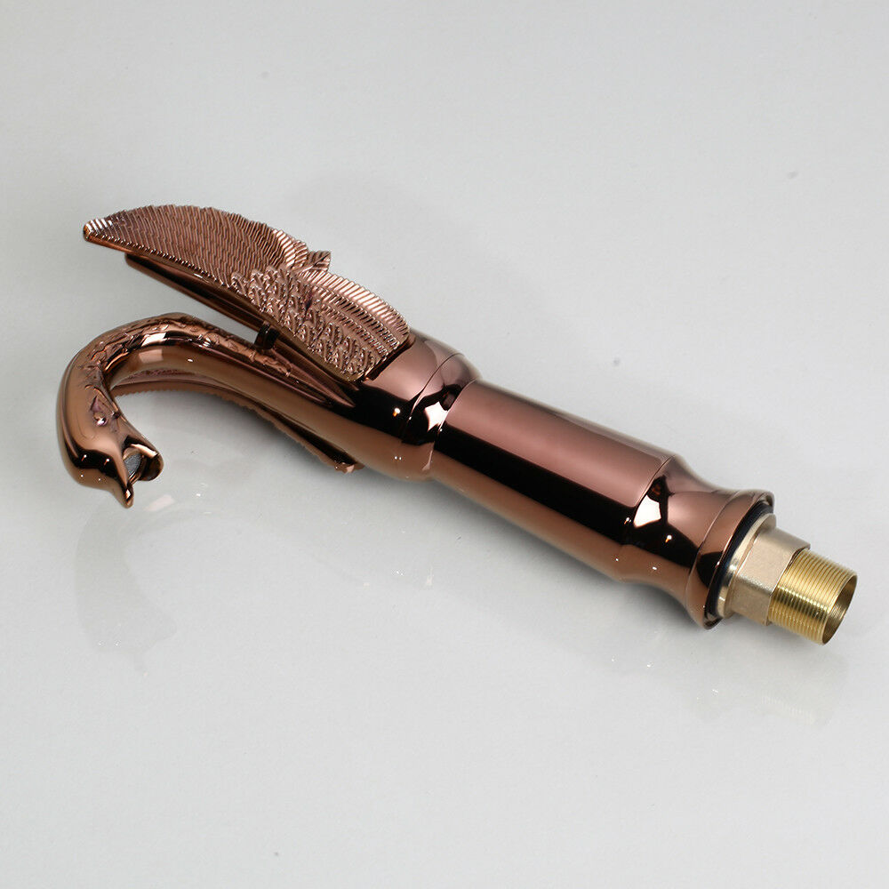 Roségoldene Waschtischarmatur in Form eines eleganten Schwans