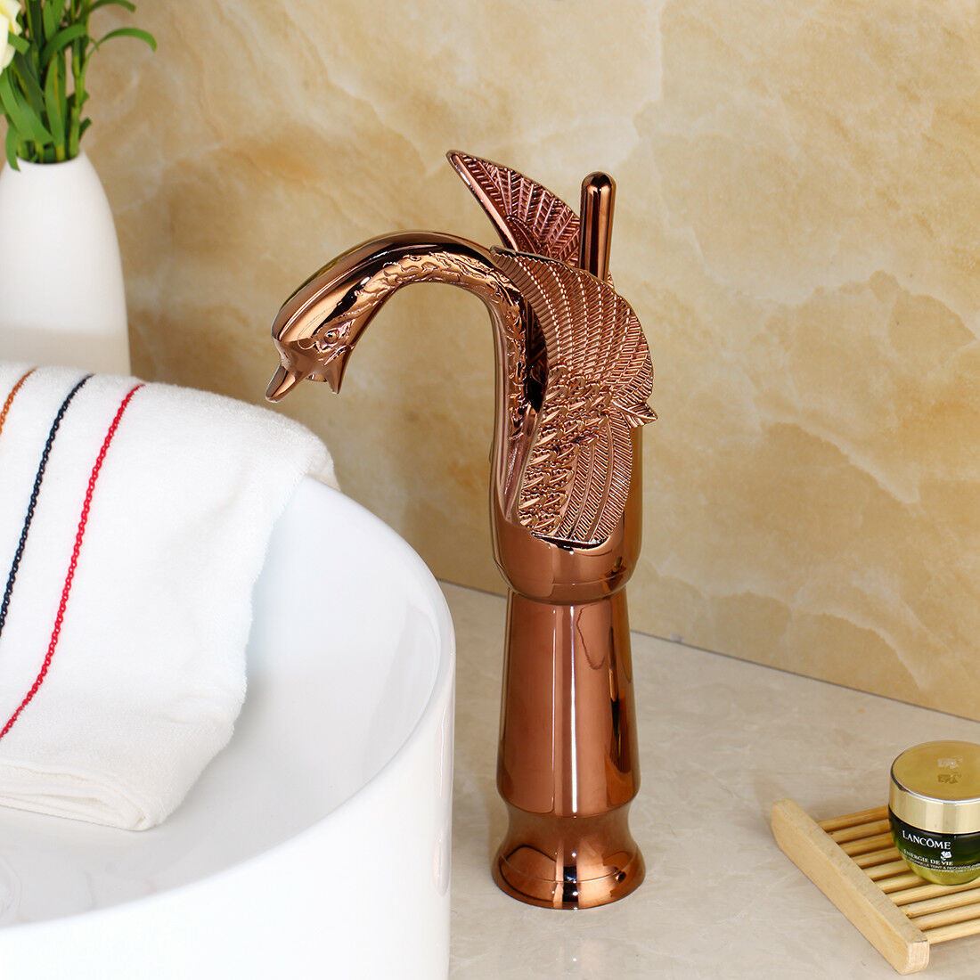 Roségoldene Waschtischarmatur in Form eines eleganten Schwans