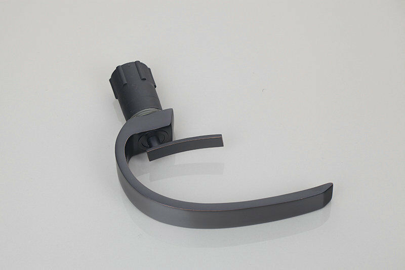 Schöner schwarzer Badezimmerhahn