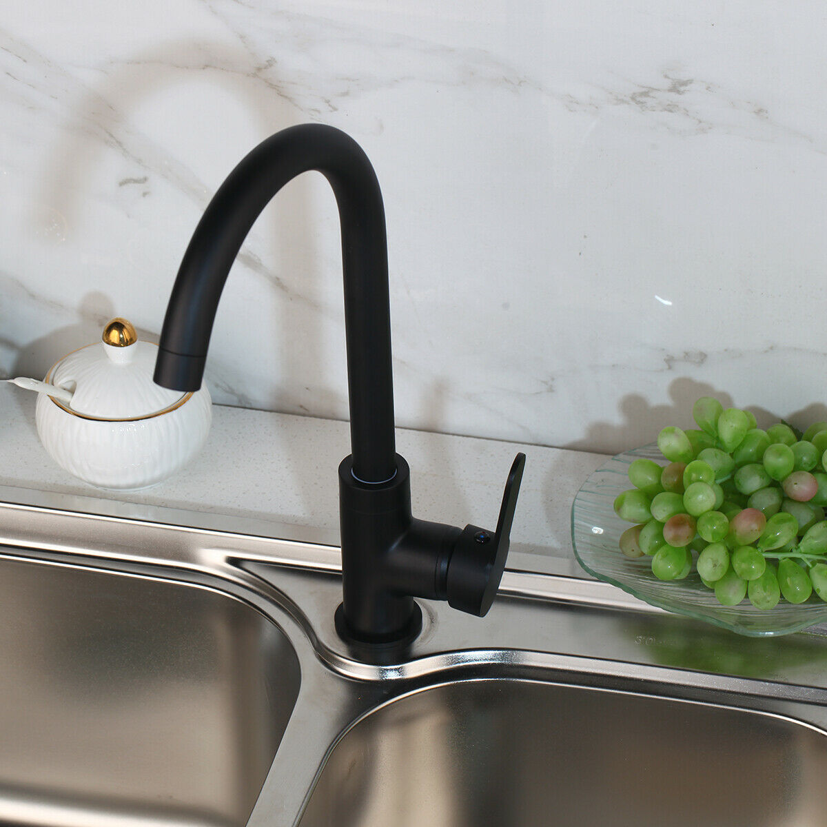 Schwarzer hoher Wasserhahn