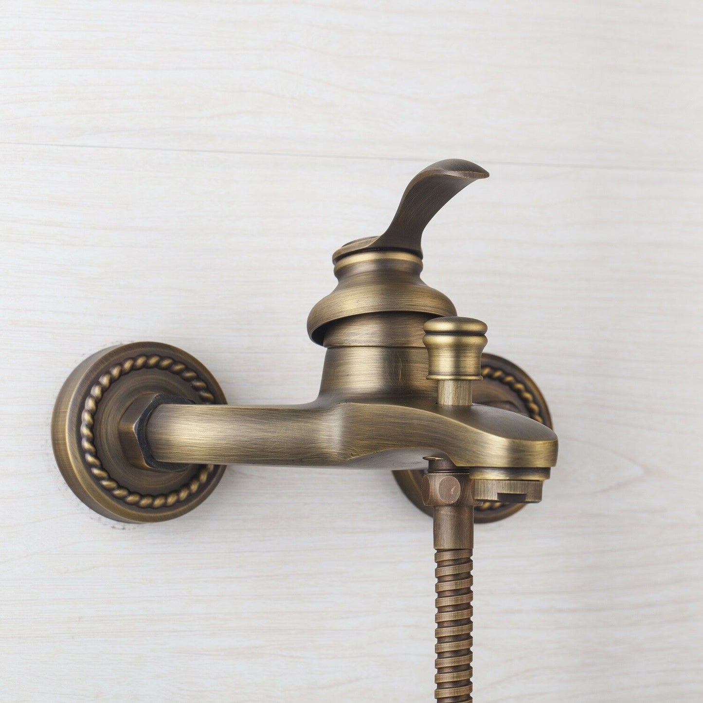 Bronzefarbener Badewannenhahn mit Handbrause