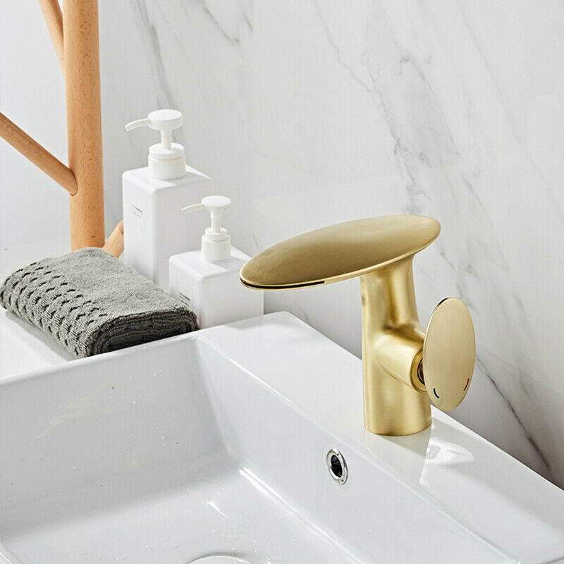 Wasserfall-Wasserhahn in Mattgold